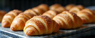 Croissant freschi su vassoio metallico